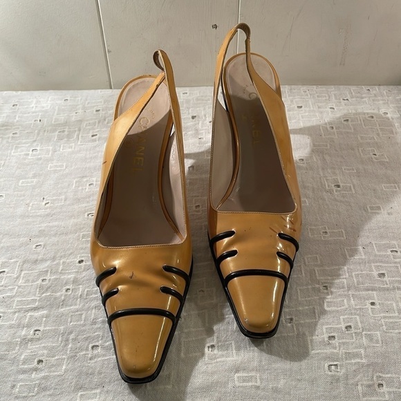 Chanel Semi Point Mustard Black Detail Slingback Shoe - Picture 3 of 16